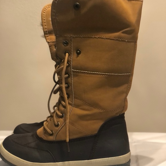 Like new-check out those soles! Warm, comfy, and waterproof faux fur lined boots - Picture 6 of 6